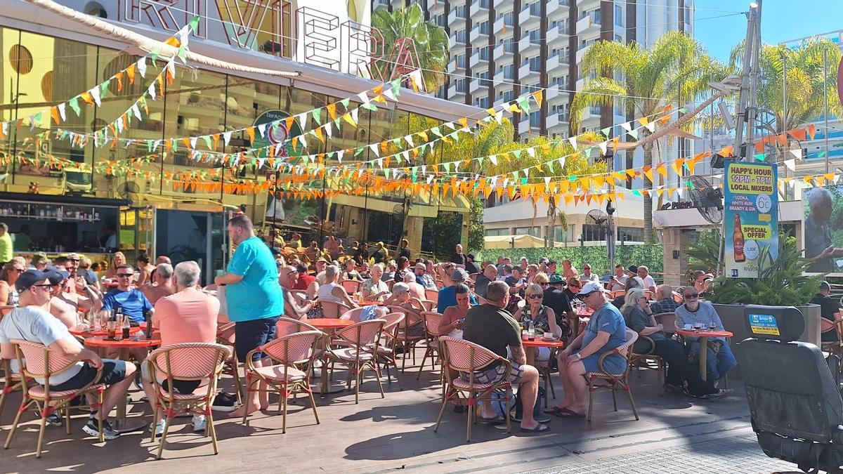 Uno de los locales decorados en la zona inglesa de Benidorm para Sant Patrick.