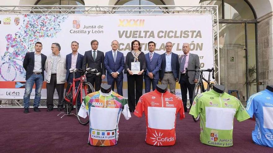 Imagen de los participantes en el acto de presentación de la Vuelta celebrado ayer en Valladolid.