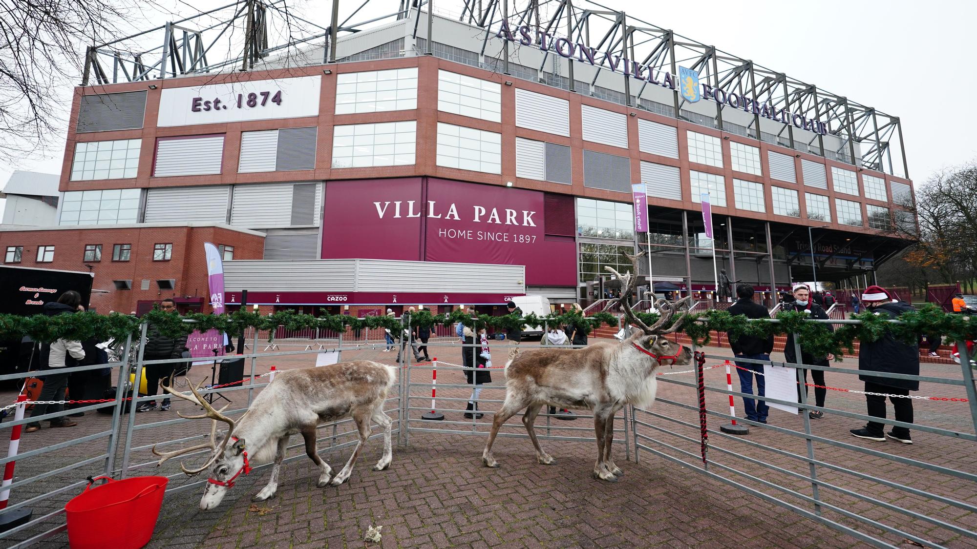 Renos junto a Villa Park mientras los fans se van del campo tras anunciarse la suspensión del encuentro contra el Burnley.