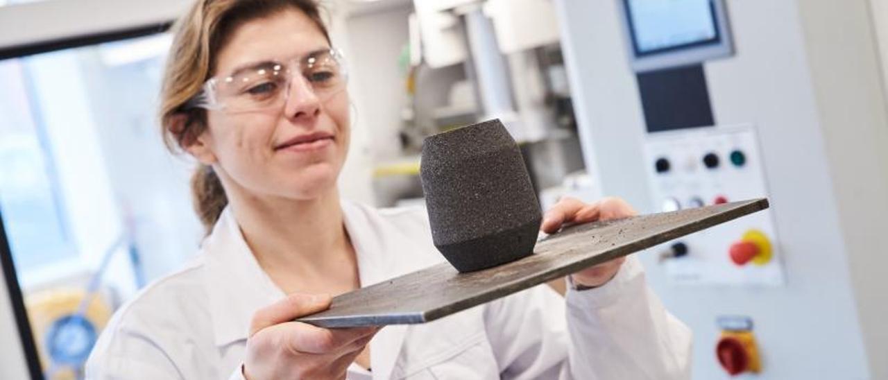 La investigadora Laura Graña, en el laboratorio, con el aglomerante ecológico lanzado en 2021.