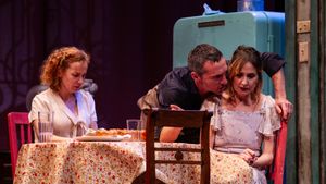 De izda. a dcha., María Vázquez, Pablo Derqui y Nathalie Poza en Un tranvía llamado deseo.