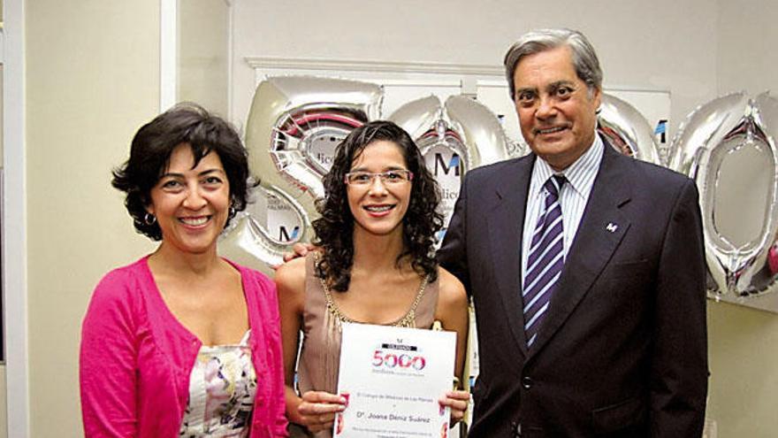 Joana Déniz, junto al presidente del Colegio de Médicos, Pedro Cabrera, y la secretaria de la entidad, Marta León, ayer. |