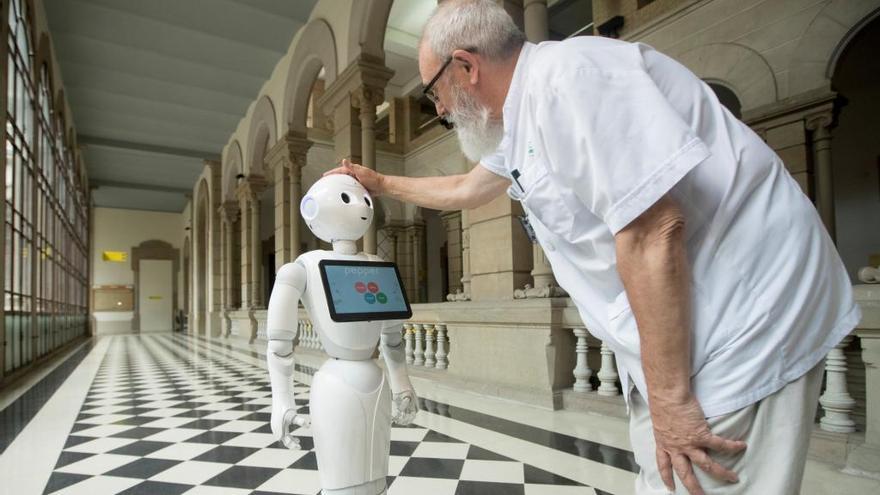 El robot Pepper i el doctor Joan Escarrabell.