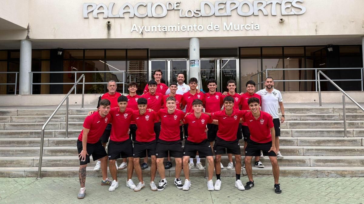 El plantel de la AD Duggi FS posa frente al Palacio de los Deportes de Murcia, donde se jugará la fase final del Campeonato de España Sub 19.