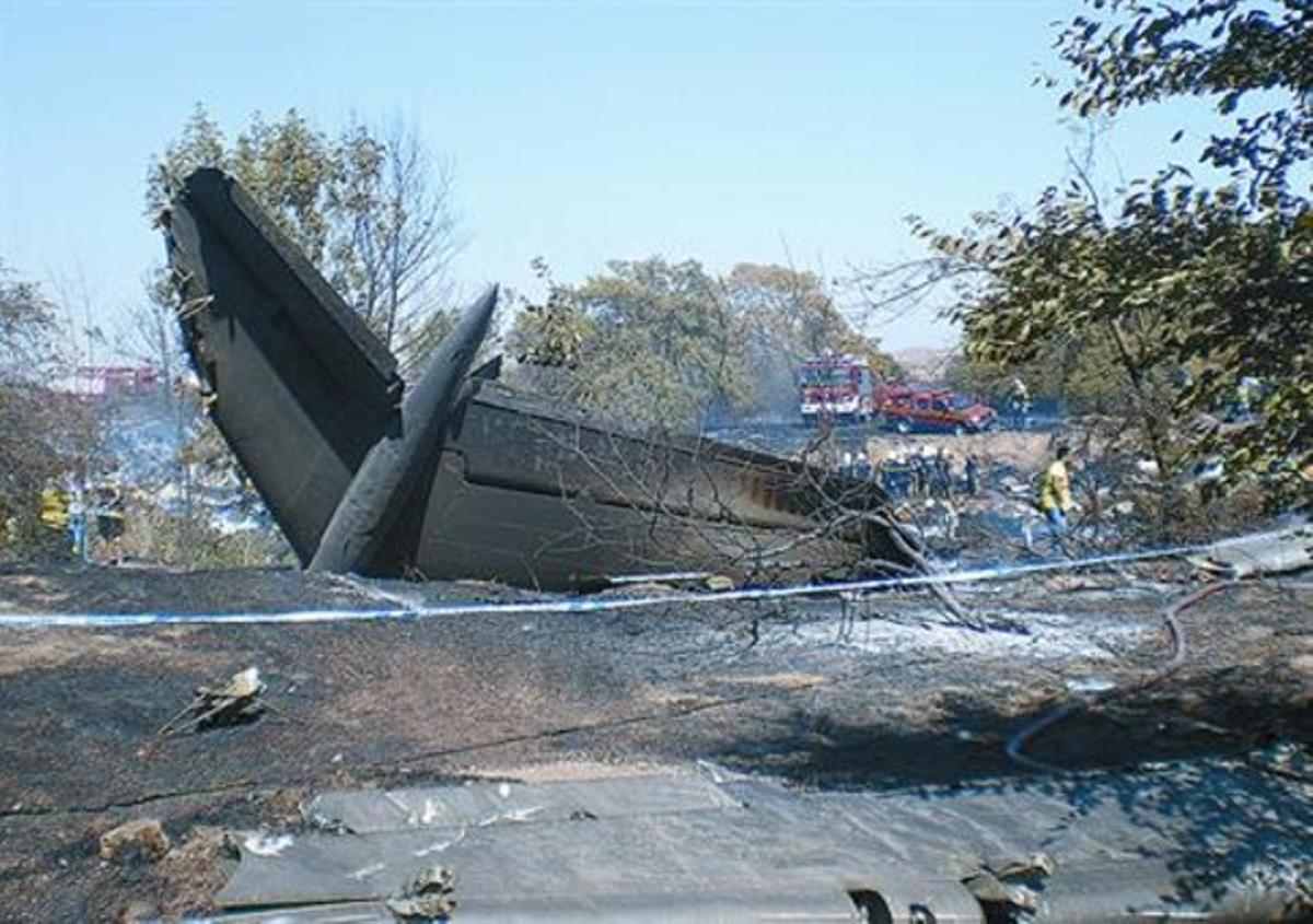 Restes de l’avió de Spanair accidentat a l’aeroport de Barajas.