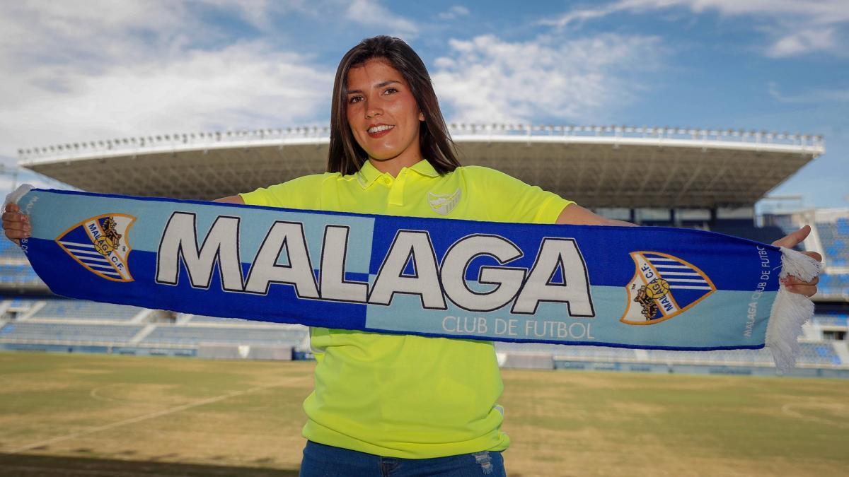 Estefanía posa en La Rosaleda como nueva malaguista