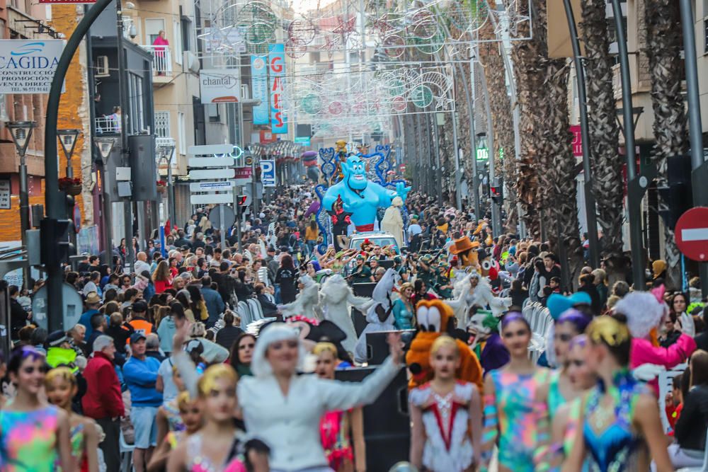 El Desfile Infantil recorrió la calle Ramón Gallud, en el centro de Torrevieja, en uno de los actos más populares de las fiestas patronales en honor a la Purísima