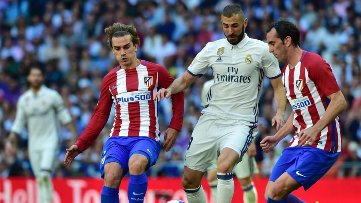 Griezzman, Benzema y Godín durante el Real Madrid- Atlético de la Liga 2016/17