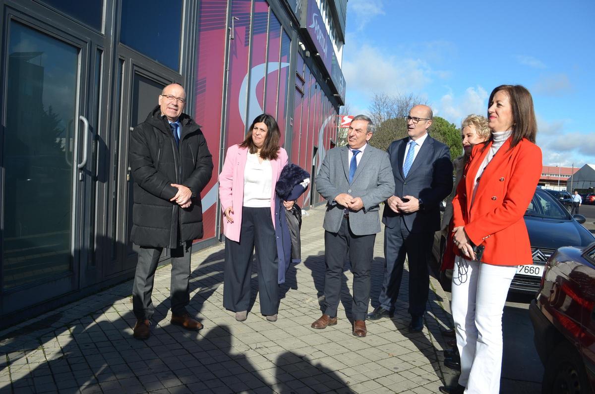 El consejero de Movilidad (en el centro) junto a la alcaldesa de Benavente, en su visita al Centro de Transportes y Logística de Benavente.