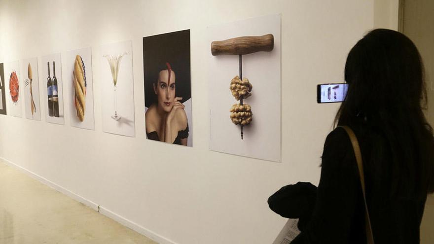 Una joven visitando la muestra de Manuel Estrada en el Mupam.