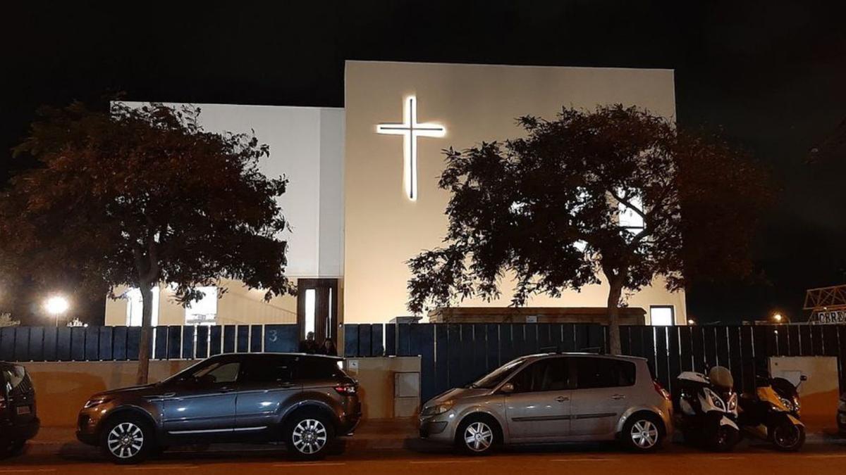 Makellose Fassade, leuchtende Kreuze: die neue Kirche.  
