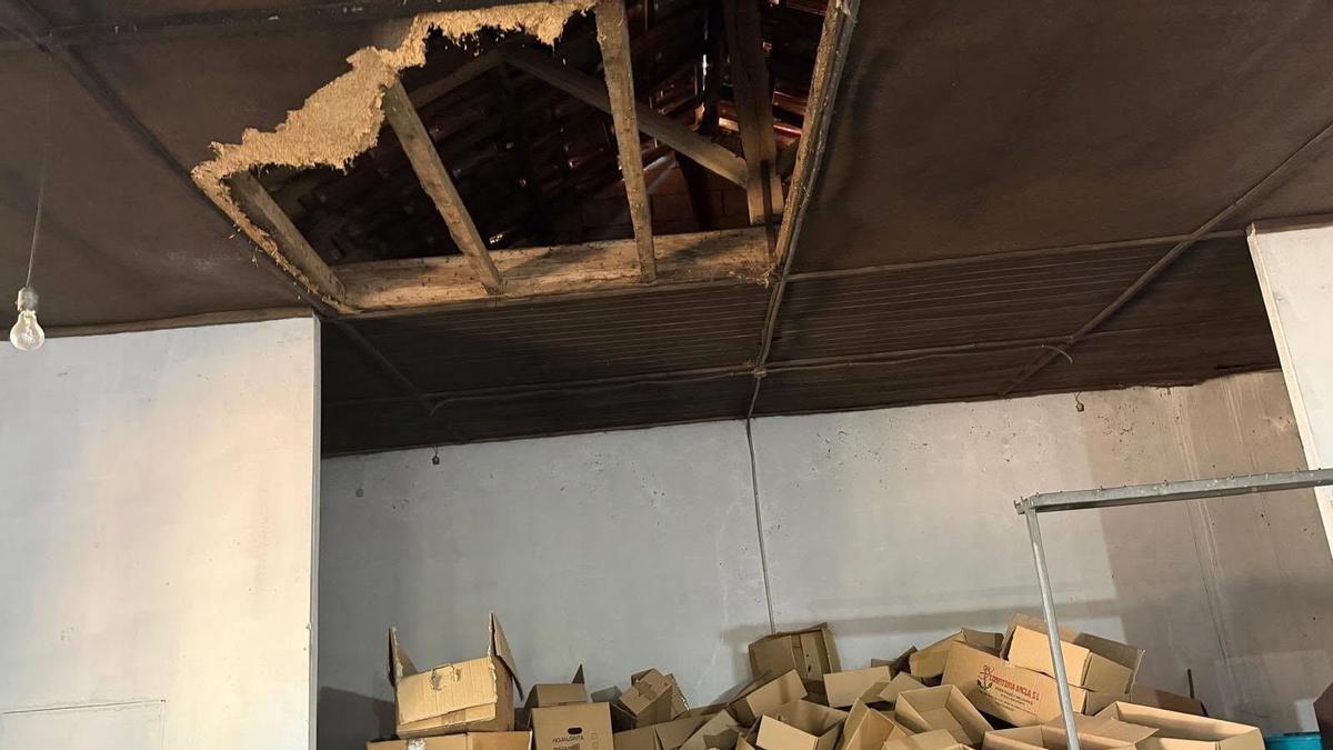 Foto del interior del teleclub donde se guardan velas y otros enseres.