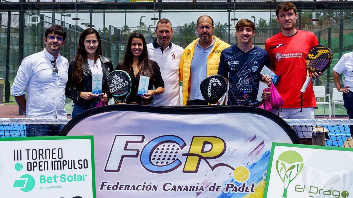 Las dos parejas ganadoras posan con sus trofeos, ayer en las instalaciones del Club Drago Pádel. | | ADIEL MARTÍNEZ