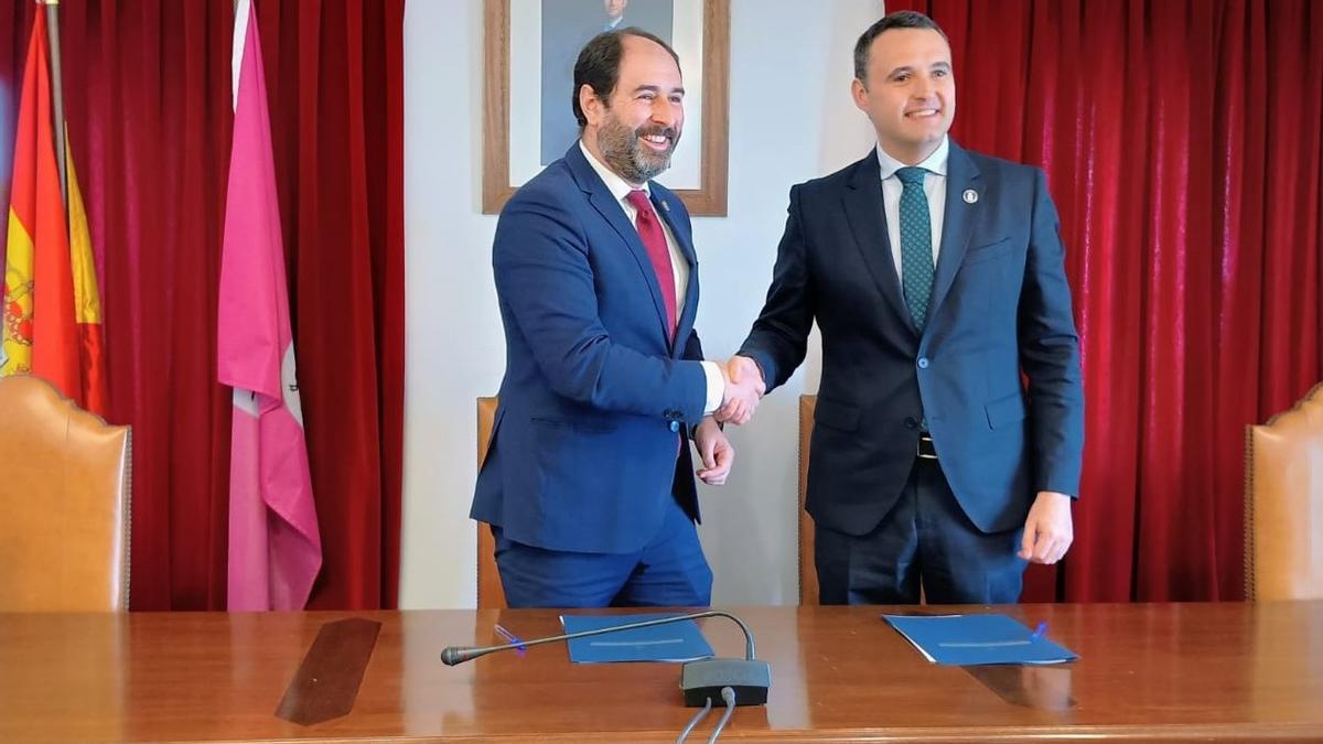 El alcalde de Pravia, David Álvarez, con el consejero de Hacienda, Guillermo Peláez, durante la firma del acuerdo.