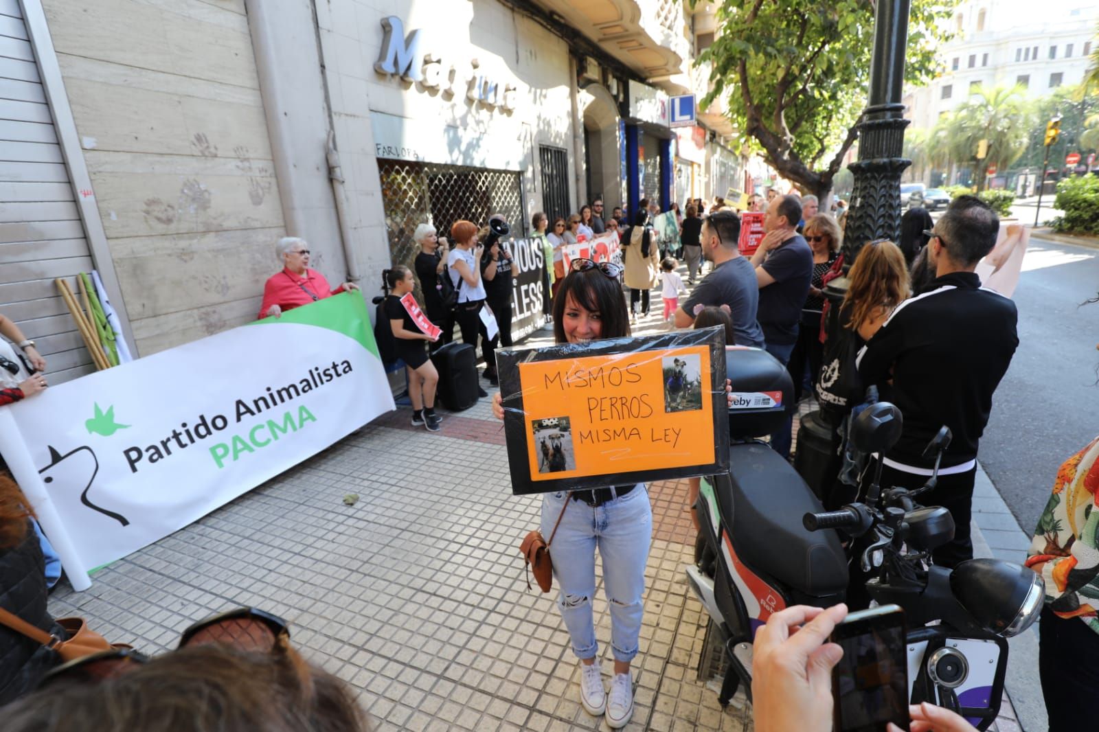 Protesta animalista ante la sede del PSOE en Zaragoza