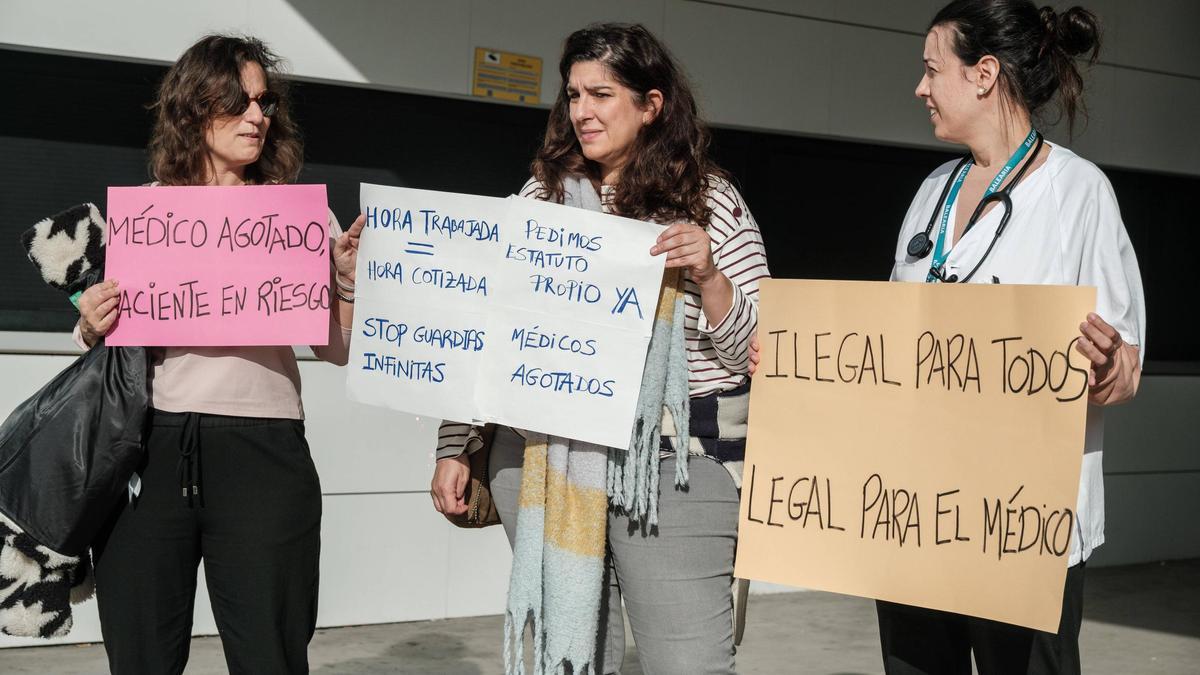 Todas las fotos de la concentración de médicos en el Hospital de Ibiza.