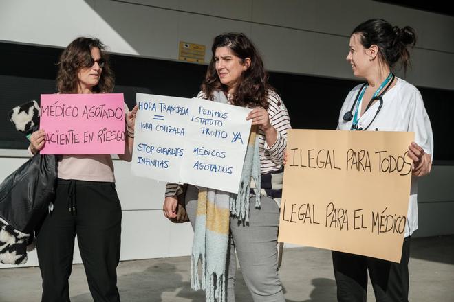 Todas las fotos de la concentración de médicos en el Hospital de Ibiza