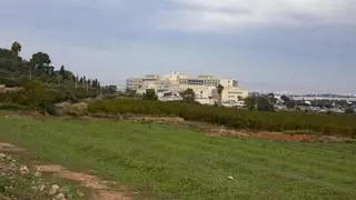 Sanidad y Alzira expropiarán terrenos para añadir aparcamientos al hospital
