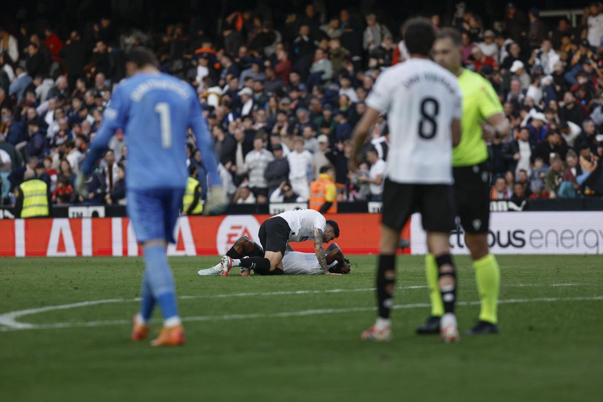 VALENCIA, 01/03/2026.- Los jugadores del Valencia al finalizar el partido de la jornada 26 de LaLiga entre el Valencia y el Osasuna, este domingo en el estadio de Mestalla en Valencia.-EFE/ Biel Aliño