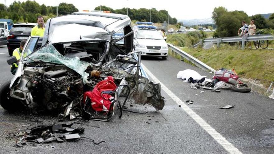 Un accidente por colisión frontal en Lugo produjo la muerte en el acto de la víctima .