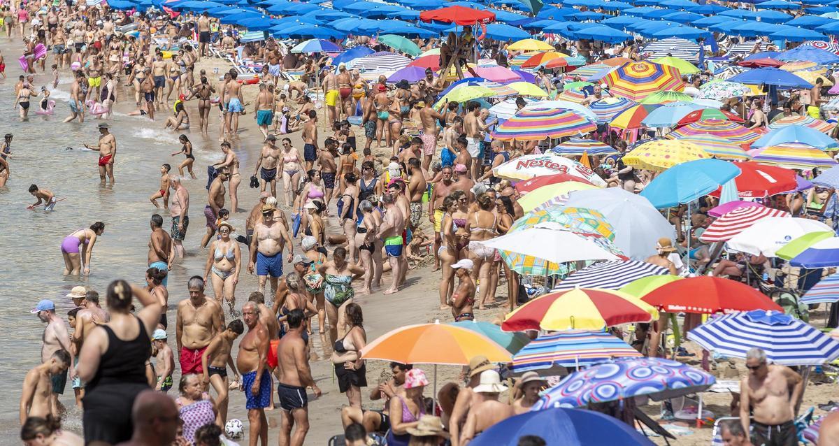 La playa de Benidorm totalmente repleta de turistas este pasado verano.