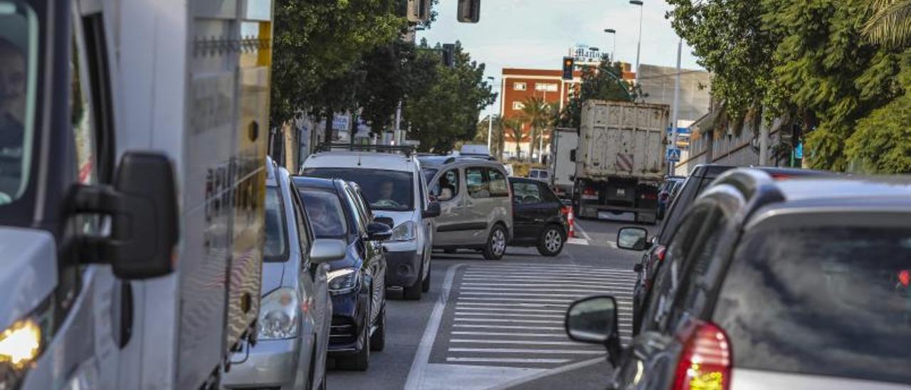 Coches, camiones y furgonetas circulando por una calle de Elche. | ANTONIO AMORÓS