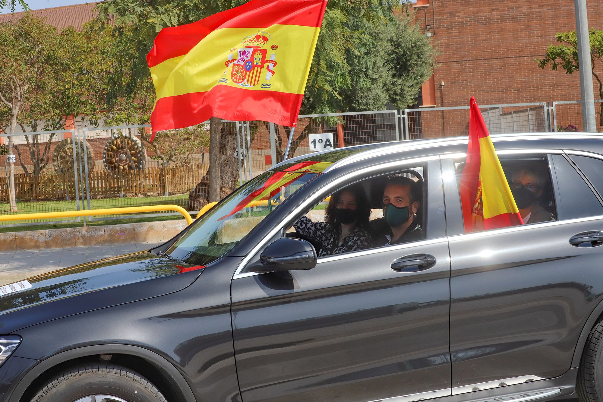 Una caravana con cientos de vehículos clama en Pilar de la Horadada contra la "imposición" del valenciano