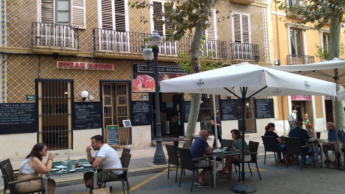 La terraza de un local de hostelería de la calle Marqués de Campo que ha cerrado recientemente