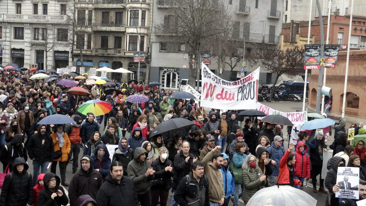 La manifestació de docents passant per l'avinguda Jaume I de Girona