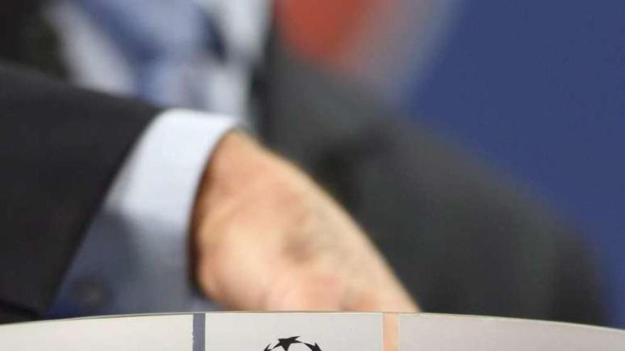 Marchetti, ejecutivo de UEFA, elige una de las bolas del sorteo. // Efe