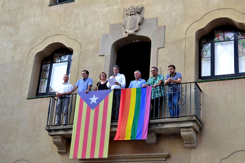 L'alcalde Josep Maria Canudas llegeix el missatge de la Flama del Canigó, acompanyat d'altres membres de la corporació municipal, dins de la celebració de la Nit de Sant Joan a Súria