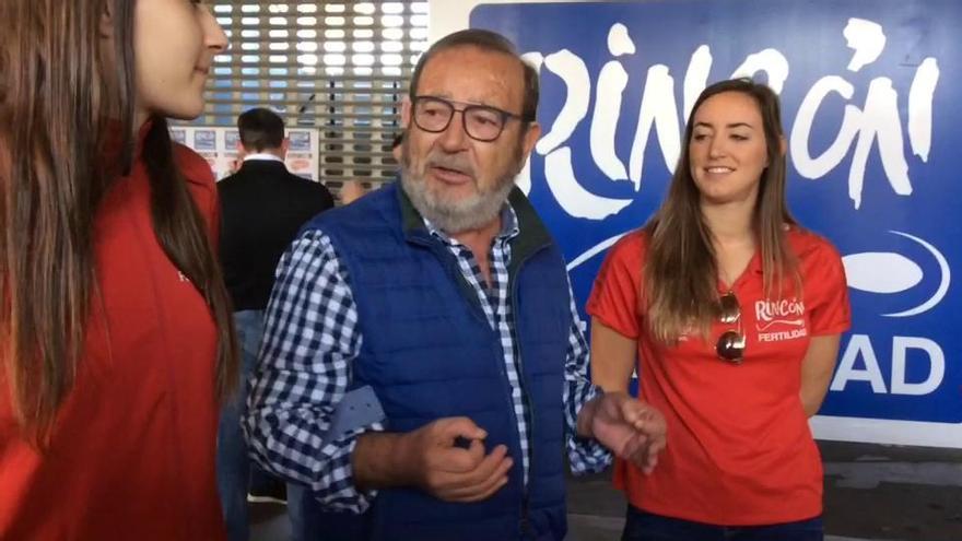 Manolo Rincón arenga a las chicas del Rincón Fertilidad