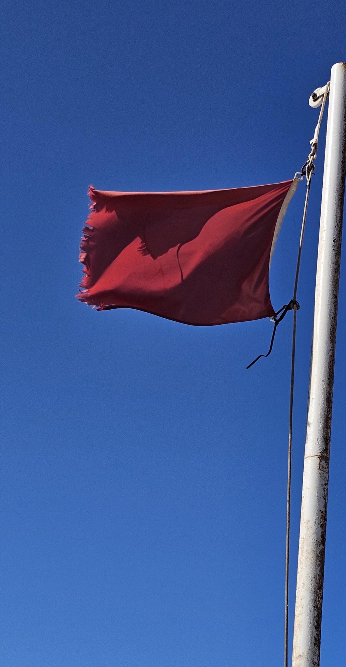 Bandera roja en la playa de Bocabarranco