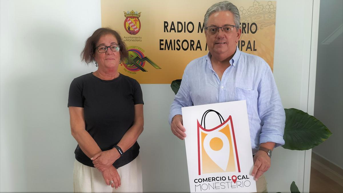 Amalia Sánchez, responsable municipal de Empleo y Turismo junto al alcalde en la presentación del logo del comercio local.
