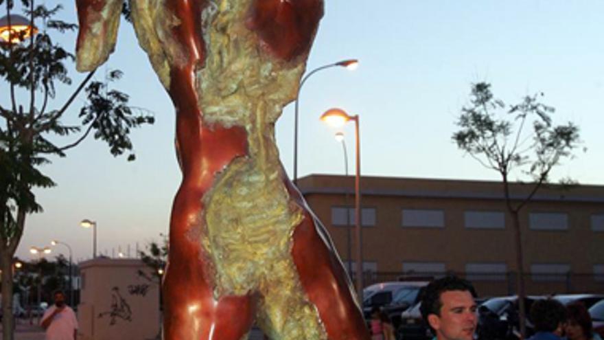 Aurelio Teno cede a Córdoba su escultura de la mujer maltratada