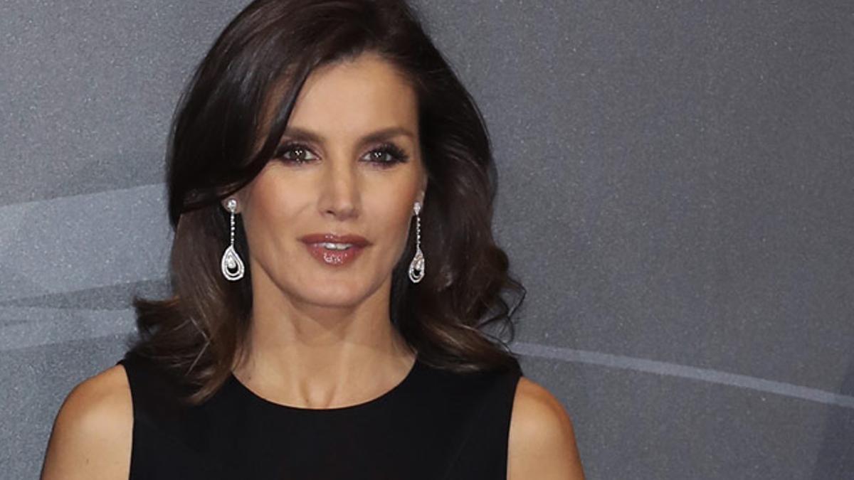 La reina Letizia luce pendientes en forma de lágrima de oro blanco y diamantes