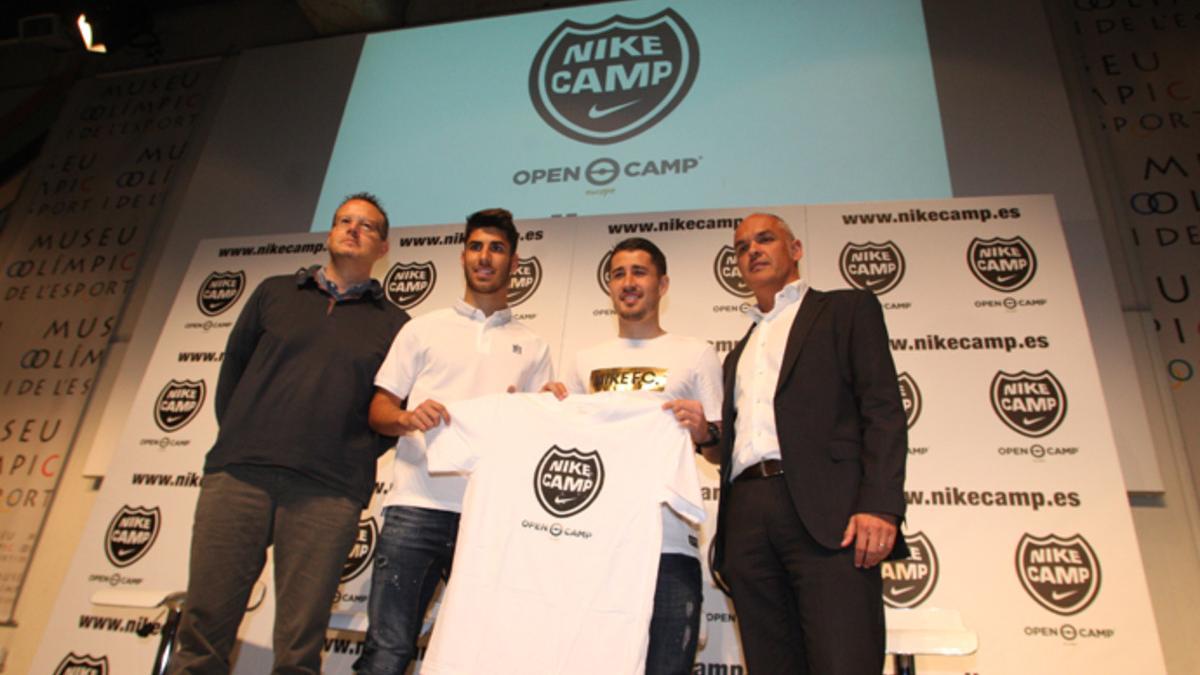 Marco Asensio y Bojan Krkic durante la presentación del Nike Camp 2016 en el Auditorio del Museu Olímpic de Barcelona