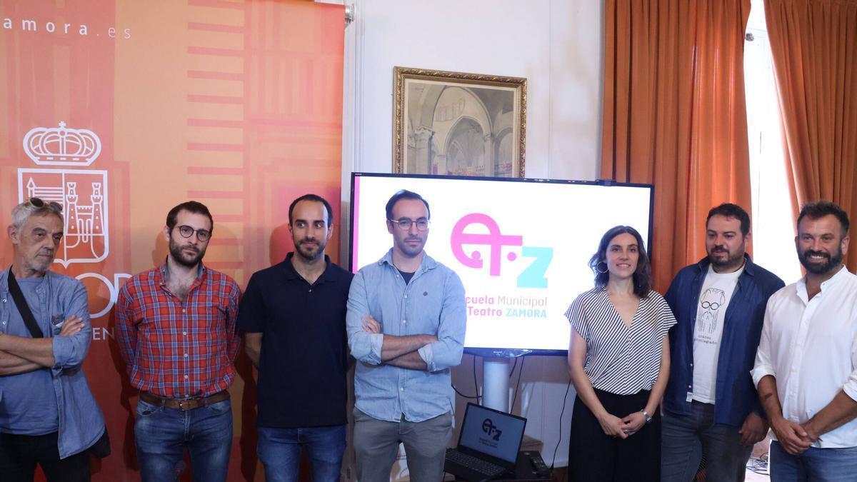 Representantes del sector de las artes escénicas, el director del Principal y el concejal del área.