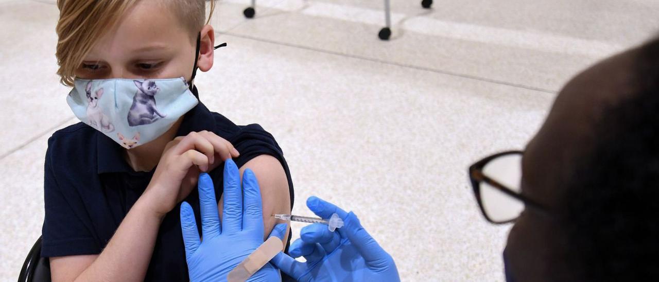 Un niño recibe la vacuna de Pfizer en Estados Unidos. | | EUROPA PRESS