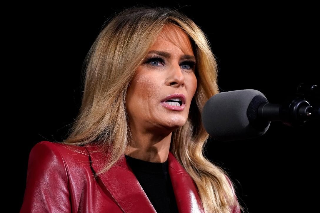 Melania Trump con abrigo de piel rojo
