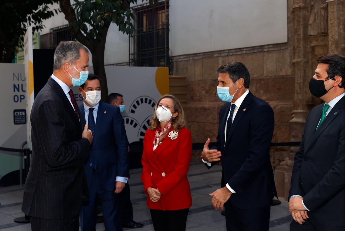 El rey Felipe VI saluda a la ministra de Asuntos Económicos, Nadia Calviño, el presidente del gobierno andaluz, Juanma Moreno (derecha) y otras autoridades, a su llegada al Congreso de Directivos CEDE.
