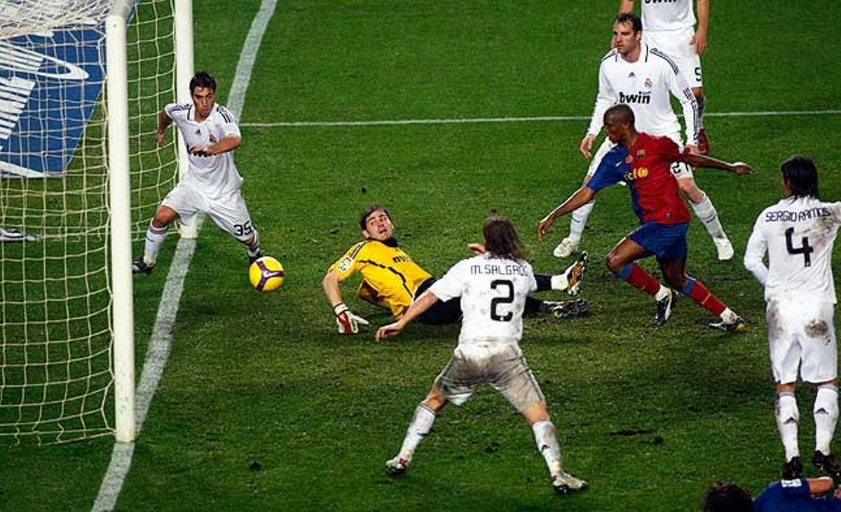 El placer del gol.Etoo bate a Casillas y marca al que fue su primer equipo en España en el clásico disputado en el Camp Nou la temporada 2008-2009.