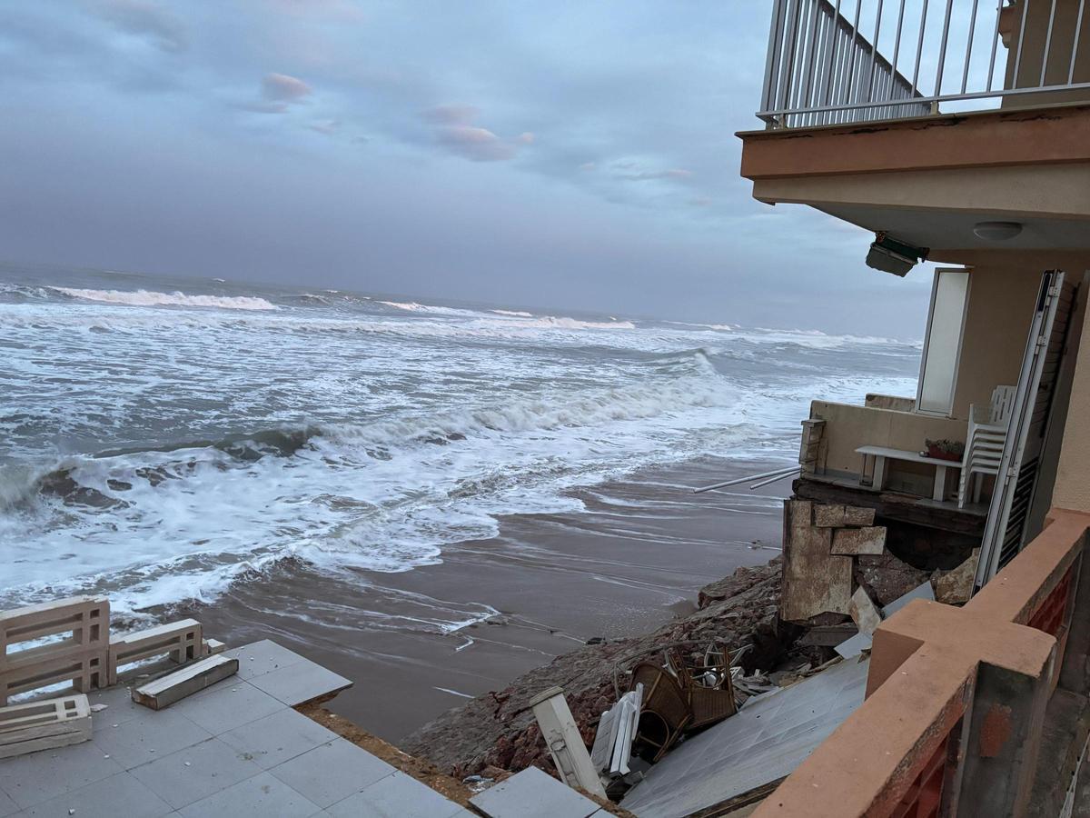 La borrasca Harry deja graves daños en un edificio de Tavernes de la Valldigna