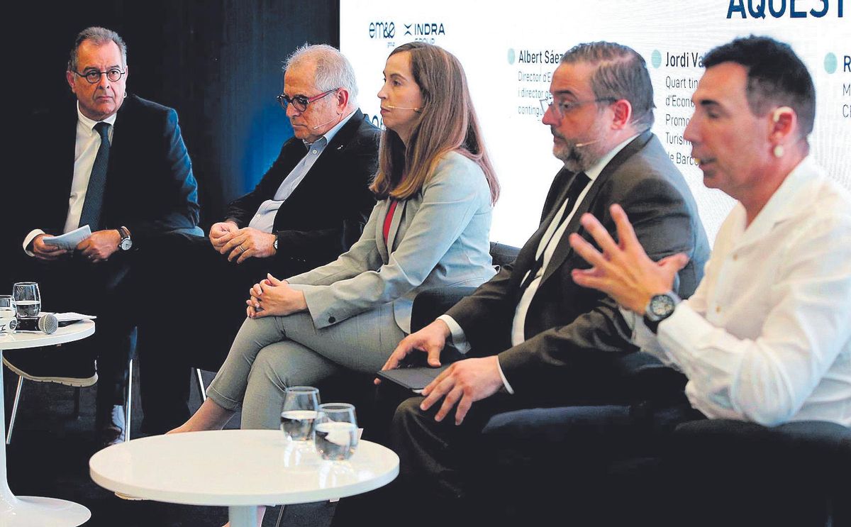 De izq. a dcha., Albert Sáez, director de EL PERIÓDICO; Jordi Valls, cuarto teniente de alcalde de Barcelona; Roser Roca, consejera delegada de Airbus Geotech; Adam Casals, experto en geoestrategia y asesor en relaciones internacionales y Miguel Vicente, presidente de Tech Barcelona