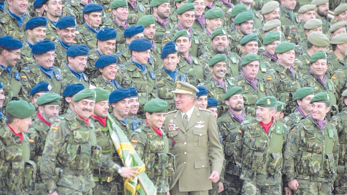 El Rey Juan Carlos I, en la despedida del contingente en Zaragoza