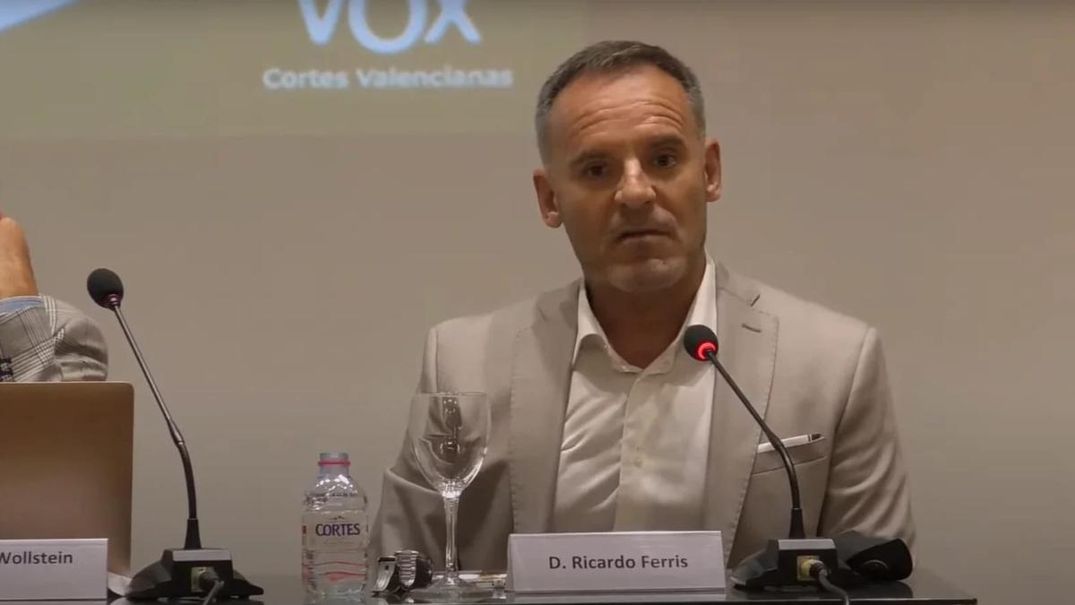 El exjefe de la comisaría Centro de València, Ricardo Ferris, durante su intervención en el acto organizado por  Vox.