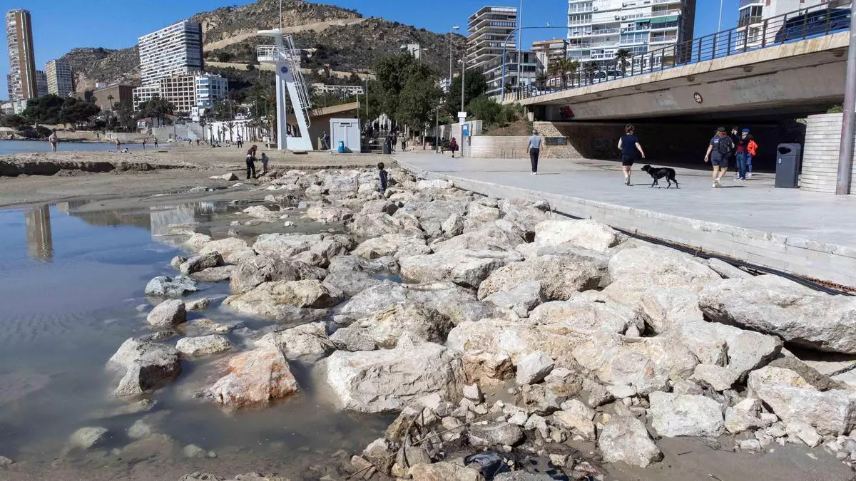 La playa de la Albufereta de Alicante, destrozada tras la tormenta y con soluciones a medias