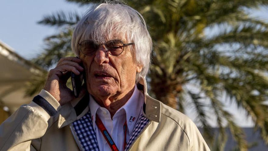 Bernie Ecclestone pasea por el &#039;paddock&#039; de Bahréin