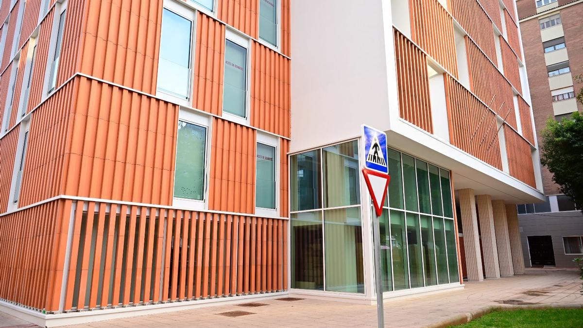 Acceso principal al edificio de Borrull de Castelló.