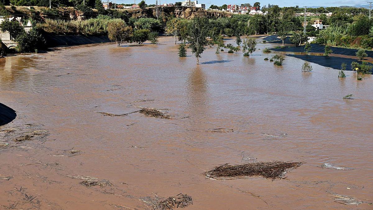 El cauce del Turia a su paso por Manises, normalmente seco, ayer repleto de agua.  | EFE/KAI FÖRSTERLING